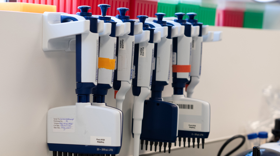 754974 Miscellaneous Multichannel Pipette Lab Bench 00074